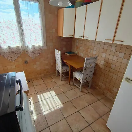 Charming 3 In Secure Quiet Apartment *